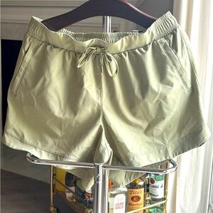 Pre-owned CALLA Women's TrueLight Seamed Mid Rise Shorts, Size L